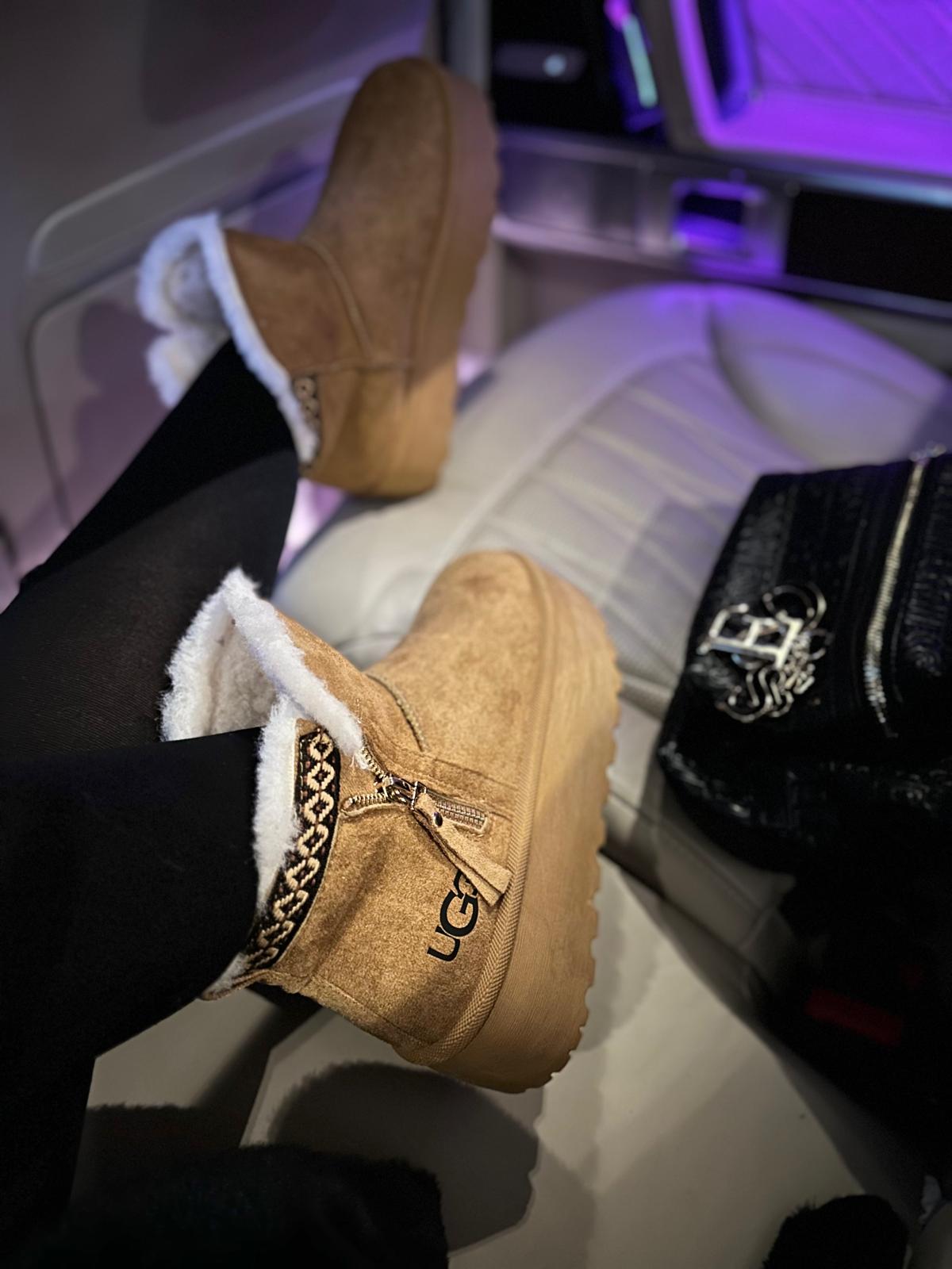 UGG Imblanit Cu Fermoar si Dantela Maro