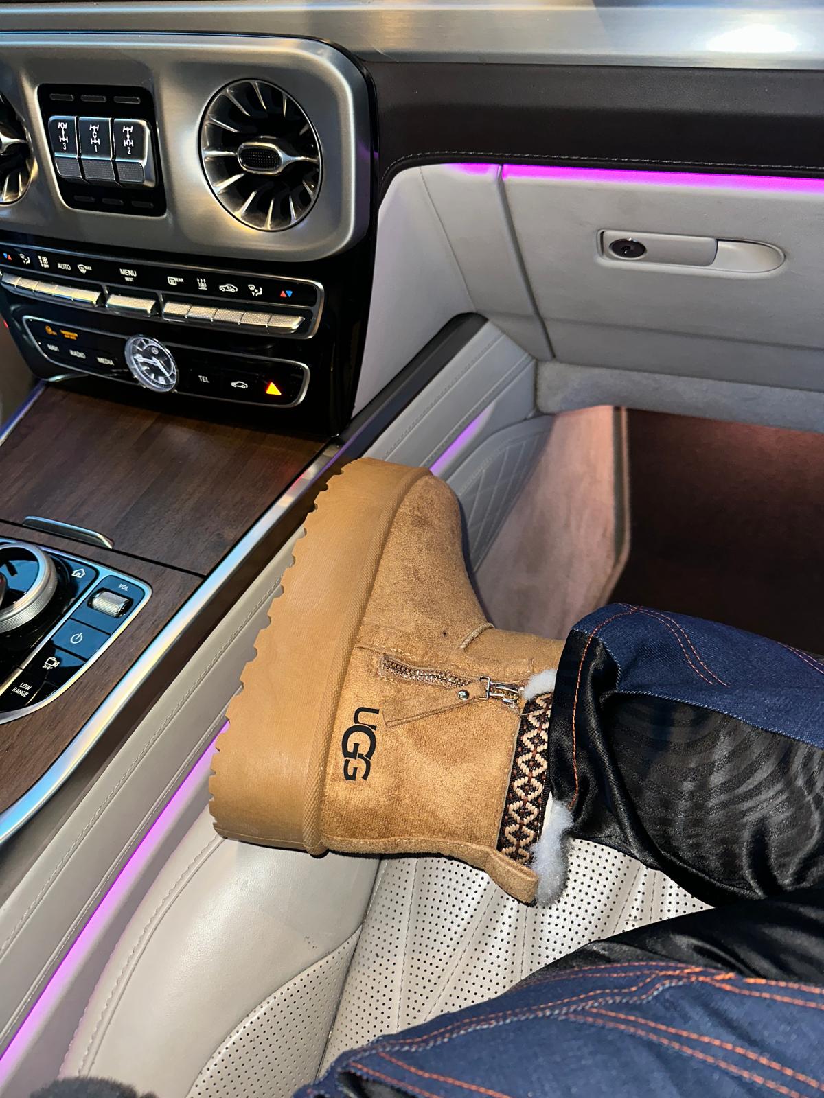 UGG Imblanit Cu Fermoar si Dantela Maro