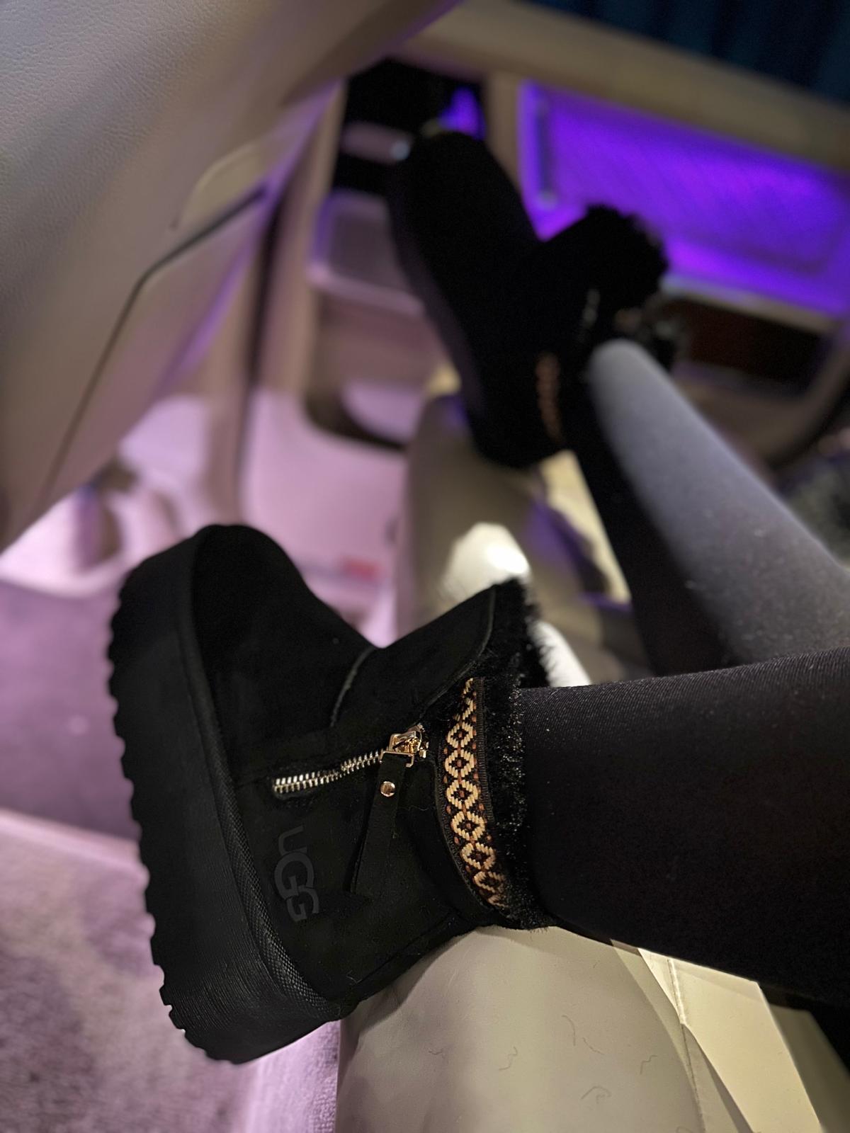 UGG Imblanit Cu Fermoar si Dantela Negru